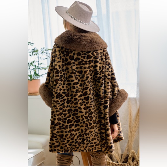 30 OVERSIZED FAUX FUR TRIM JACKET WITH SNAP ON BUTTON TOGGLE CLOSURE - Picture 5 of 8